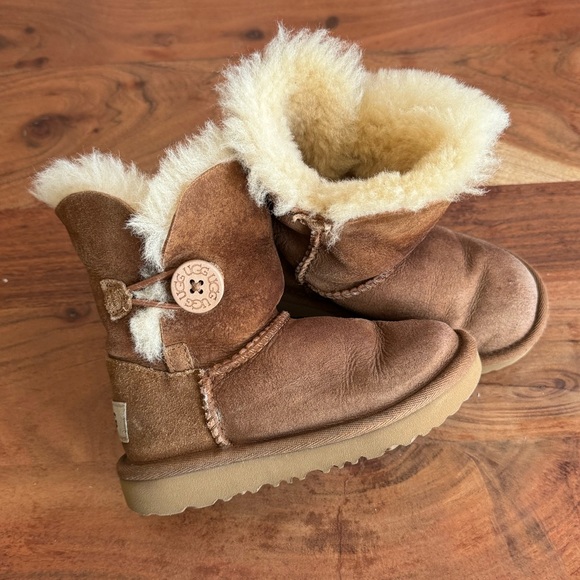 *NEW* UGG BAILEY BUTTON Il Kids Black Boots – Size 9 - Picture 3 of 12